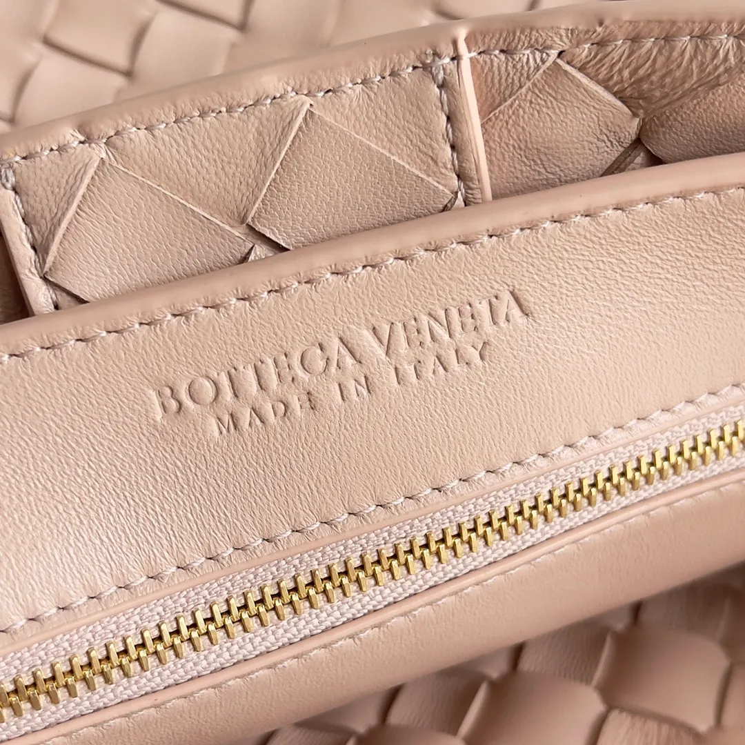 The 2023 new Andiamo batch of 2260 BV has been shipped‼ ️Really popular🔥The new Andiamo woven handbag launched by Bottega Veneta this season is really popular all over the world! ! Celebrities at home and abroad have worn it, and Oscar-winning actress Michelle Yeoh has taken it out on the street. Song Jia, Trai Yara, Yu Feihong, Sanji Ayaka, Rosie Hunting-Whiteley, Yoshioka Riho, etc. have all picked up this bag. It is classic and versatile, showing off its temperament, and the bag capacity is also large, which is very convenient for daily commuting! ! A variety of carrying methods, the shoulder straps can be adjusted by yourself, the original lambskin feels soft and delicate, and the unisex style breaks the gender boundaries and brings a more practical and long-lasting use experience. Andiamo, which has both elegant and casual styles, perfectly interprets the true appearance of "fashionable old money style". Style number: 743572 Size: 32*24*12